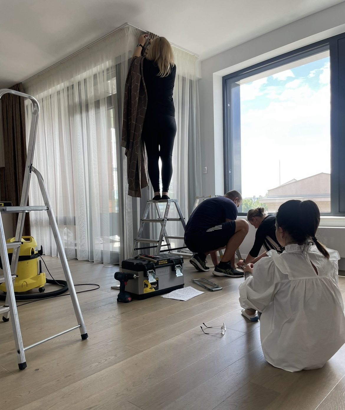 Bytový dizajn dekoračných látiek závesov a záclon