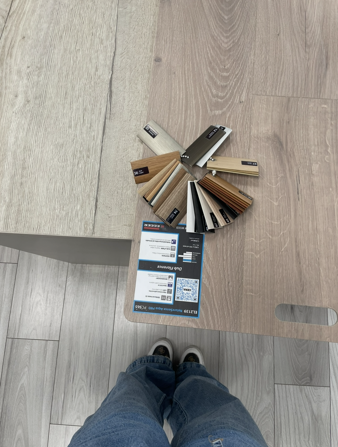 Bytový dizajn s laminátovými podlahami a prechodovými lištami